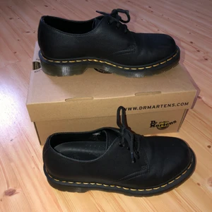 Dr Martens skor  - Dr Martens skor, knappt använda. Jättefina men tyvärr för stora för mig. Nypris: 1699kr, säljer för 800, diskuterbart/bud. 