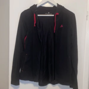 Adidas kofta  - Rosa streck på sidorna av tröjan. 