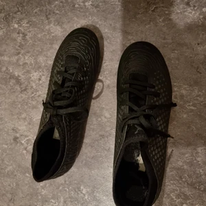 Fotbollsskor - Ett par svarta fotbollsskor i storlek 38. Kan mötas upp och kan levereras men köparen står för frakt! NYSKICK