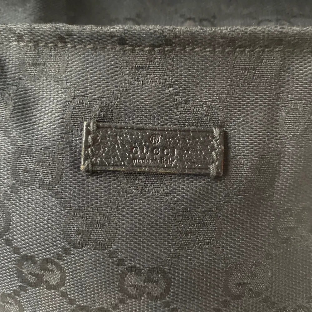 Mindre variant av Gucci tote bag, köpte den själv vintage men har inte fått användning för den än.. Väskor.