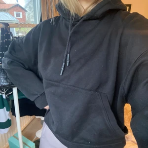 Svart Hoodie - Säljer denna fina hoodie från Zara som tyvärr inte kommer till användning. Den är bara använd fåtal gånger så den är i bra skick. Vill bara få såld så priset kan diskuteras vid intresse🤍