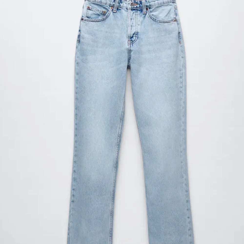Såå snygga slutsålda ljusblå jeans oanvända från zara som tyvärr inte passade mig🥺 Lappen är kvar och som sagt är de aldrig använda💕💕💕 de heter ”Jeans Mid Rise straight” på Zaras hemsida och säljs inte längre❤️ . Jeans & Byxor.