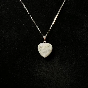 Halsband med hjärta i labradorit - Halsband i rostfritt stål med berlock i labradorit. Labradorit har förmågan att ta fram det bästa i människor och lära dom vara sanna mot sig själva✨ Fri frakt