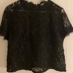 En finare spetstopp från ZARA - Tröjan köptes för ett tag sen men användes bara vid ett enda tillfälle och är därmed så gott som ny. Eftersom att den är i spets kan en snygg svart bh under vara det allra optimalaste. Den öppnas med en dragkedja längs hela ryggen och är i storlek L men sitter helt klart som en M.  Köptes för 399kr. 
