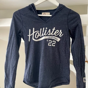 Tröja med luva. Hollister. Storlek XS.  - Skön tröja med luva från Hollister. Fint skick. Finns i Vällingby.