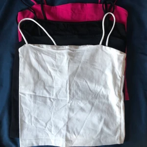 Pack med linnen/toppar strlk: S-M - Ett pack med toppar och linnen. I packet finns 4st linnen i samma stil. Alla linnena förutom den rosa(som har storlek m) är i storlek s. Den vita toppen med lite glansigt tyg är i storlek s medan linnet utan band är i storlek m