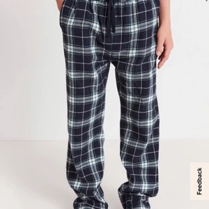 Pyjamas byxor  - Säljer mina favorit pyjamas byxor pågrund av att jag fick två stycken i julklapp! Finns fickor och går att knyta i midjan💕skriv privat för mer information!!💕(lånad bild)