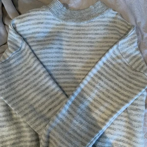 Stickad tröja från NAKD - En snygg stickad tröja från Nakd i färgen grå och vit. Strl XS✨ Säljer p.g.a. inte kommer till användning längre
