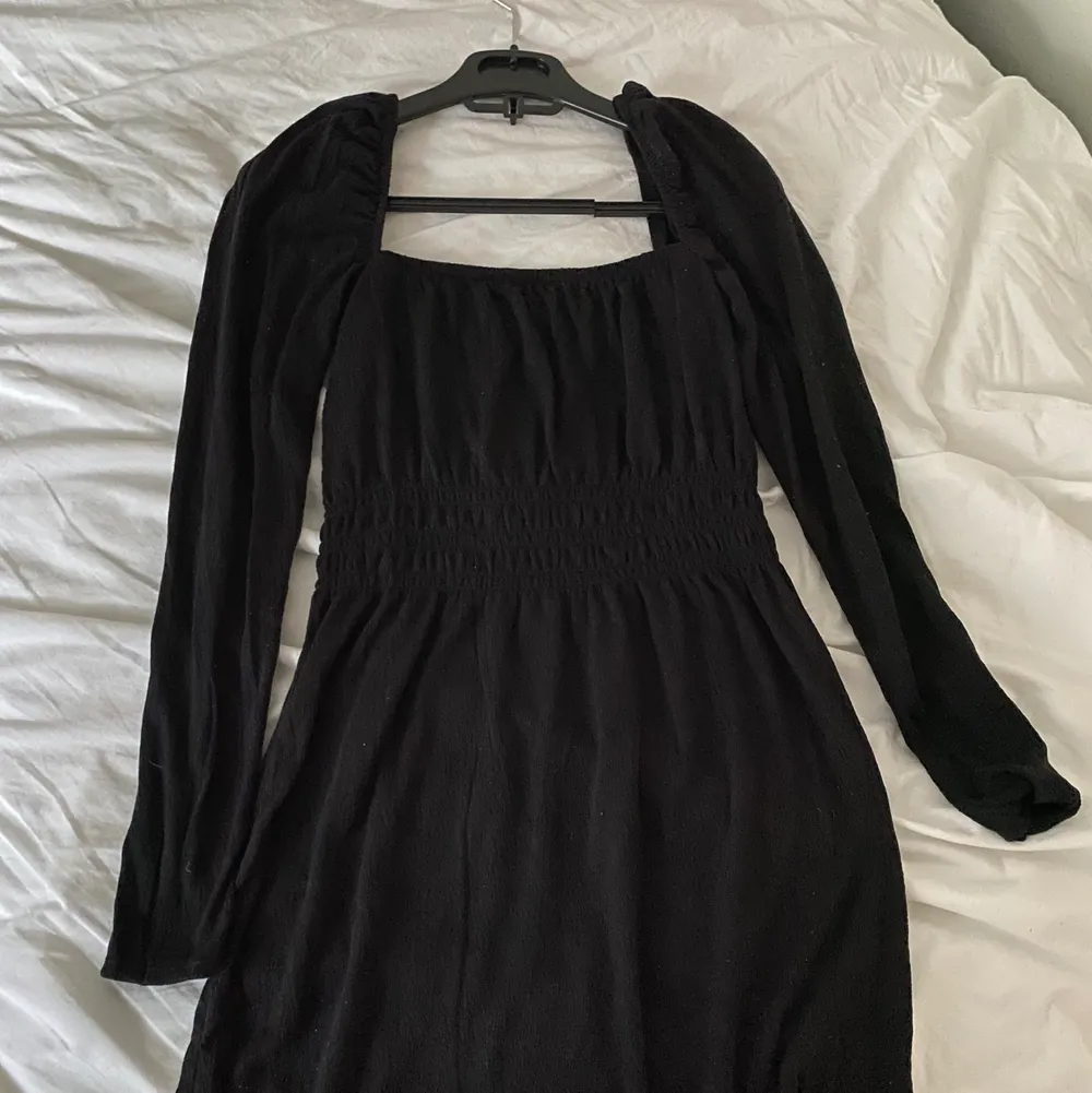 Helt oanvänd svart klänning med lapp kvar. Säljer denna på grund av att den inte passar mig 💞 köparen står för frakt eller så kan jag mötas upp i göteborgsområdet🥰. Klänningar.