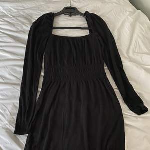 Helt oanvänd svart klänning med lapp kvar. Säljer denna på grund av att den inte passar mig 💞 köparen står för frakt eller så kan jag mötas upp i göteborgsområdet🥰