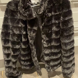 Päls jacka - Säljer denna fina jacka som jag köpt på Nelly