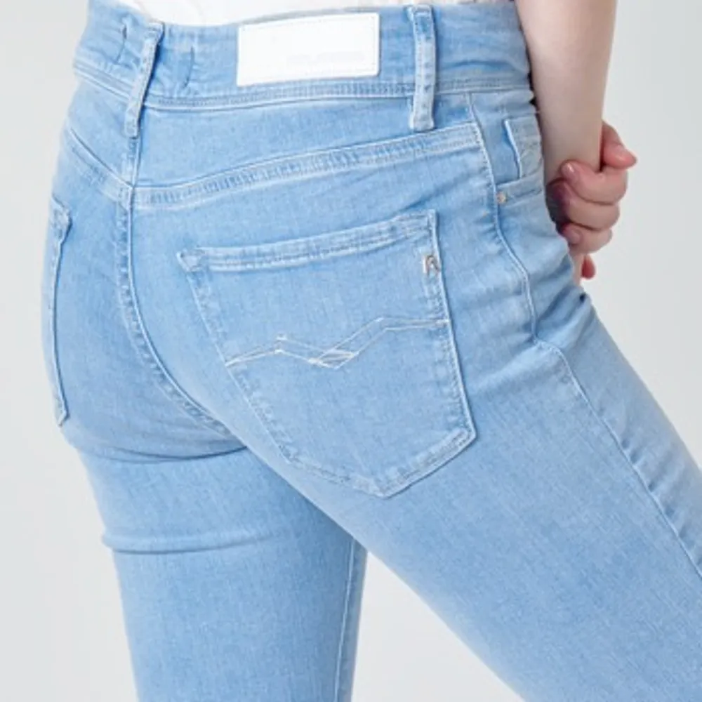 Säljer min replay bootcut jeans då dem inte kommer i användning för mig. Väldigt stretchiga, passar mig som bär 36 men också större. Dem är lågmidjade och mycket fint skick. Släpper dem vid rimligt pris. . Jeans & Byxor.