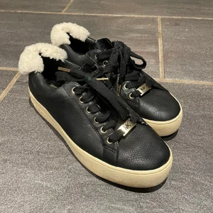 Michael kors skor - Säljer mina jättefina Michael kors skor med svart läder.