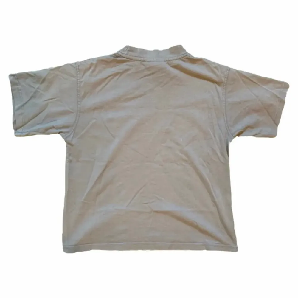 Cool puma tröja köpt på plick men används aldrig🥲 väldigt fin färg! Frakt 48kr🤗😚❤️. T-shirts.