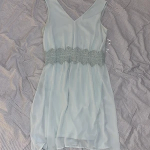 Vila mintgrön klänning  - Jättefin klänning i perfekt skick, använd en gång. Strl M