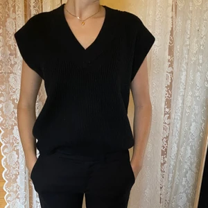 Svart stickad väst från Zara - Svart stickad väst från Zara i storlek S 🌟 Toppenskick 
