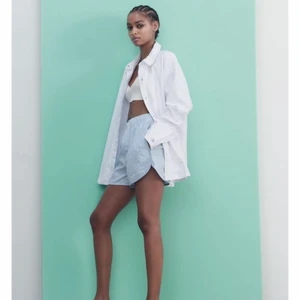 Oversize skjorta  - Så snygg oversized skjorta/jacka från Zara! Helt oanvänd, endast provad! Storlek xs men väldigt stor i storleken 