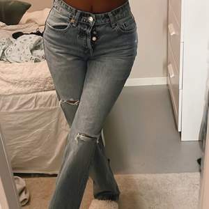 Säljer dessa jätte fina straight jeans med slitningar från zara som inte  säljs längre dom e aldrig använda pågrund av för liten storlek sitter annars jätte skönt och inte för långa vid benen 