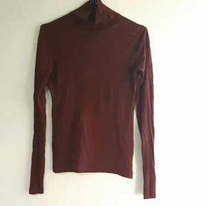 Tunn polotröja från & other stores i vinrött - Vinröd polo med lång ärm från & Other stores i storlek 34. Fint skick! 