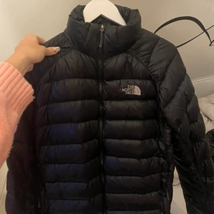 Svart The north face jacka  - Hej! Säljer denna sjukt snygga The North Face jackan. Knappt använd och är i mycket bra skick😊 Ingår även luva för den som vill!! 🙌🏼 Perfekt nu när det börjar gå emot varmare tider 🥰