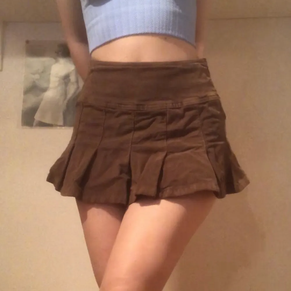 brun kort kjol från urban outfitters i cordoroy, aldrig använd prislapp fortfarande kvar, för kort för mig. . Kjolar.
