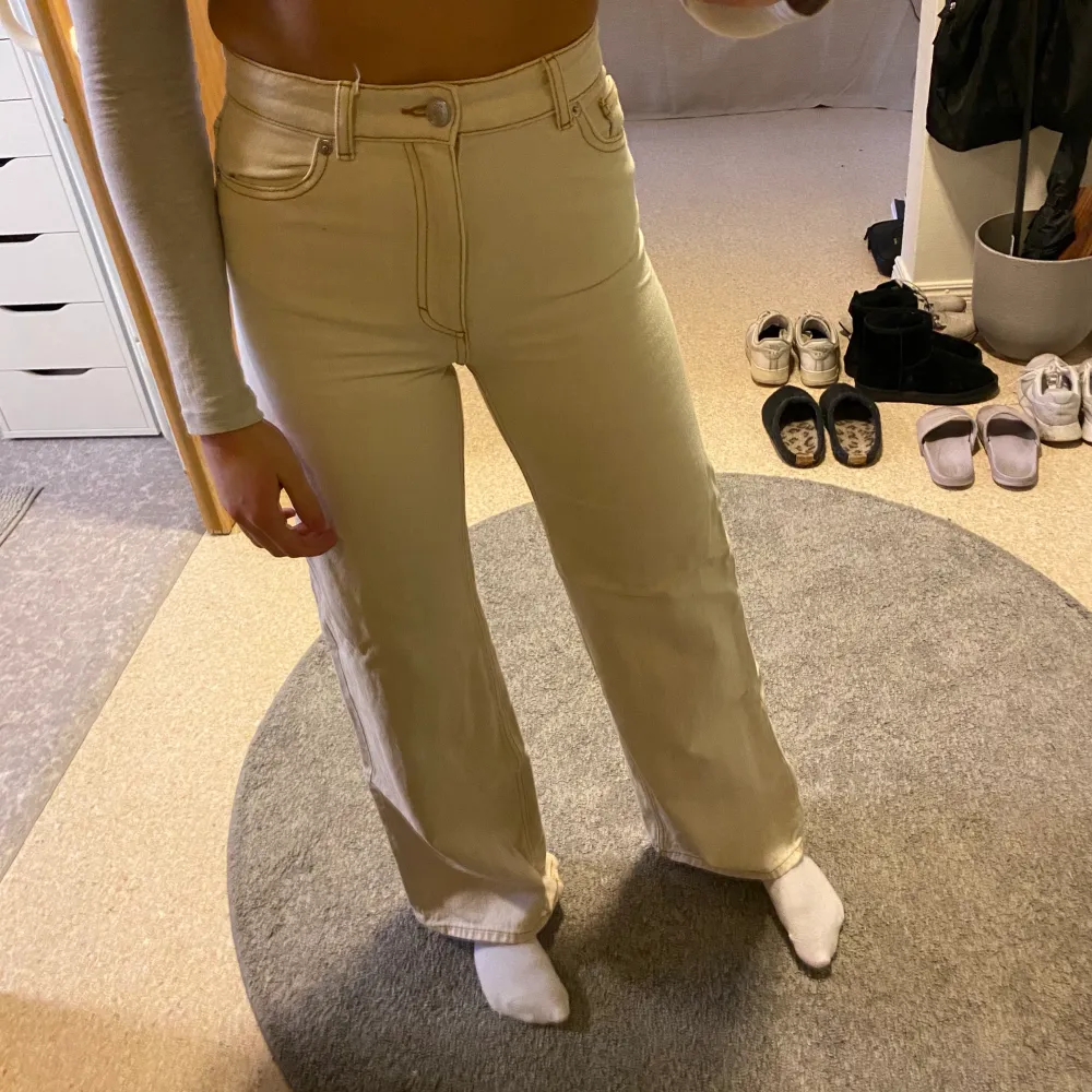 Off-White jeans från monki i modellen Yoko. Knappt använda, som nya. Säljer för att de är för små för mig. Skit snygga och trendiga. Jag är 163cm lång och de går till fötterna på mig. Stl 24 som motsvarar xxs/xs.. Jeans & Byxor.