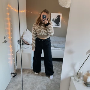 Svarta jeans från Weekday - Superfina jeans från Weekday. Jag säljer dem för att dem tyvärr är lite för stora för mig men annars är dem i jättebra skick. Modellen är "Ace" och i storlek 31/30, jag är 165cm lång. Nypris 500kr, jag säljer dem för 250kr