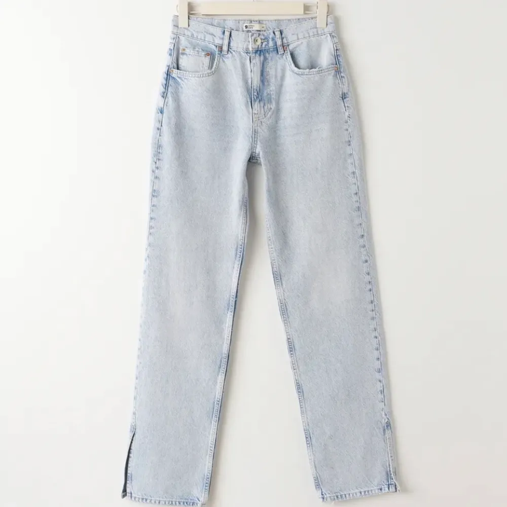Ett par nästintill oanvända jeans utan tecken på slitage från ginatricot. Jeansen har en slits längst ner på benet. Säljer pga för stora för mig. För frågor eller bilder skriv till mig. Priset går absolut att diskutera❤️‍🔥. Jeans & Byxor.
