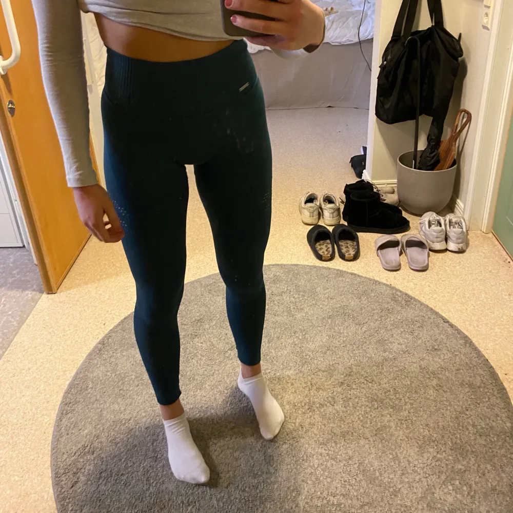 Gröna tränings tights från Aimn. Knappt använda och bara på gym. Detaljer med hål (se bild). Seamless och väldigt sköna. Säljer för att jag har för många tights och de kommer inte till användning. Funkar både till träning och vardags. Jag är 163cm och de är i stl XS.. Övrigt.