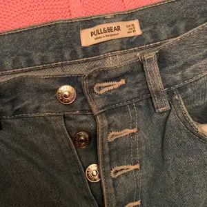 Mom jeans från pull&bear, för små för mig, strl 32