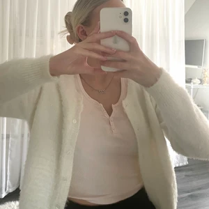 Kofta - Jättesöt fluffig kofta från Zaful som jag ej använder. Fint skick! Köparen betalar för frakten och katt finns i hem 🧚🏻‍♀️