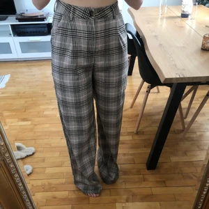 Byxor från Asos - Jättesnygga byxor från ASOS. Sparsamt använda då de är lite för långa på mig som är 170. Funkar om man har klackar eller platåskor dock! Sitter perfekt på mig i midjan som vanligt är M. 