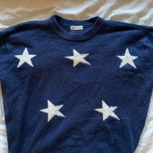 Tröja med stjärnor - Säljer denna populär stjärntröjan. Den är i stolek 170 men jag har XS-M i tröjor och den passar perfekt! Buda i kommenterarna, om du har budat kan du ej hoppa ut! 🤔❤️