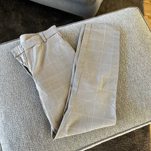 Kostymbyxor  - Kostymbyxor från hm, finns två stycken ett par i storlek 38 och ett par i storlek 40 båda i nyskick 💗 frakt tillkommer på 66kr