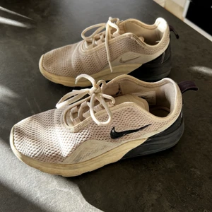 Nike skor  - Super fina och sköna nike skor som inte kommer till användning längre, svart märke som jag inte fått bort på de beiga som syns på första bilden annars fint skick! 💗 frakt tillkommer på 66kr