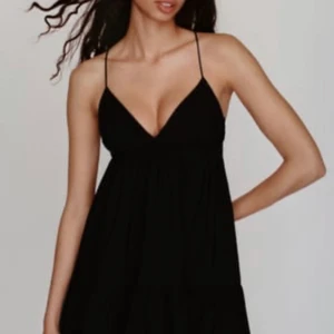 Zara klänning 👗  - Väldigt fin zara klänning som är slut sold. Lägger ut för vill se hur mycket någon kan ge för den❤️‍🔥 den e i bra skick och är så fin men har tyvärr inte kommit till annväning ☺️ lägg bud om ni är intresserade❤️‍🔥högsta bud: 300kr