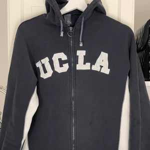 Vintage college tröja - Säljer min så snygga marinblå vintage/retro college tröja som blev  väldigt eftertraktad sist jag la upp, lägger upp igen pga oseriös köpare. Säljer till den med högst bud🥰🥰