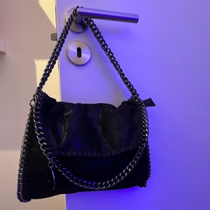 Stella McCartney liknande väska! - Jättefin Stella liknande väska i glittrande svart!💕✨ Aldrig använd och super praktisk. Säljer då jag har två stycken!😍 Tveka inte att höra av dig vid frågor. Om man vill köpa får man själv välja vilken frakt man vill ha!🥰