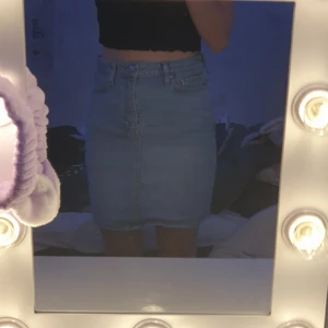 En jeans kjol  - En ny jeans kjol som är endast andvänd en gång i typ 20 min, kommer aldrig till användning för mig så jag säljer den💕