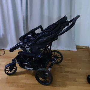 Emmaljunga dubbelvagn - Som helt ny , använd bara enstaka gånger. Myggnät, regnskydd, avtagbara handtag, 2 sittdelar, pumpfria däck och så ingår det sommar sol skärmar som man kan byta ut, dom är rosa dock. 