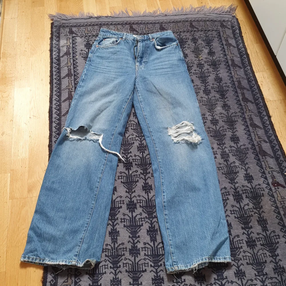 Säljer min söt Buggy jeans 👖 som är i mycket bra skick och passar till allt.passar någon av 170/72cm.. Jeans & Byxor.