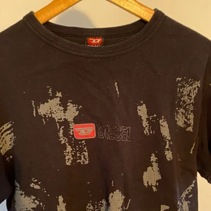 Disel T-shirt  - Unik disel T-shirt.  Vid köp av produkt: 1. Skicka meddelande med: - Namn - Adress och postnummer - Tel och mail 2. Swisha  3. Paketet postas till dig!