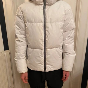 Vit dunjacka VM Small - Vit VM dunjacka storlek 170 eller small. Jättelite använd 1 vecka. Väldigt fin. Pris 200 kr med shipping 266 kr. SMS eller Ring 0708942932