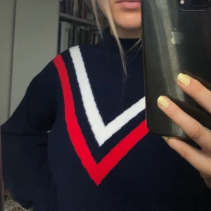 Mango tröja strl S - Mörkblå med v-streck. Otroligt skönt material och använd endast ett fåtal gånger. Kommer bara inte till användning! Köparen står för frakt<3