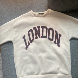 TRÖJA  - Säljer den snygga huddin som ja använt några gånger st xs-s men den är ganska stor i st. Endast 60kr plus frakt eller ifall du vill mötas upp 