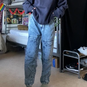 baggy jeans - köpte i nr 42 för att de skulle vara oversized på mig men är dock lite för stora därför säljer jag:) i väldigt bra skick och jag håller upp dem med skärp