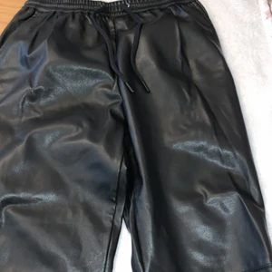 Läderbyxor  - Fina läderbyxor från Zara med fin detalj längst ner, jag är 168 cm och de kommer ungefär till mina vrister då de inte är så långa i modellen. Frakt tillkommer ❤️