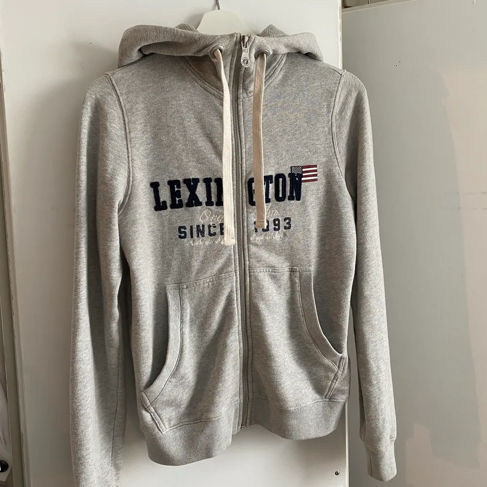Säljer min favorit hoodie från Lexington!! Storlek Xs och är i väldigt bra skick! Tyvärr är den för liten för mig🤍. Tröjor & Koftor.
