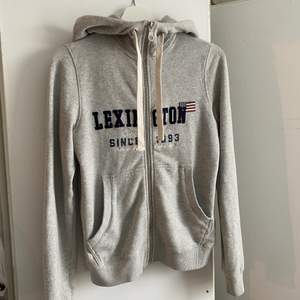 Säljer min favorit hoodie från Lexington!! Storlek Xs och är i väldigt bra skick! Tyvärr är den för liten för mig🤍