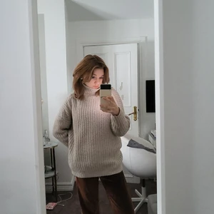 XS-M super mysig stickad tröja - Stickad tröja jätte fin stor och hög i kragen (polo) ❣frakt ingår ej men det går att komma överens om priset